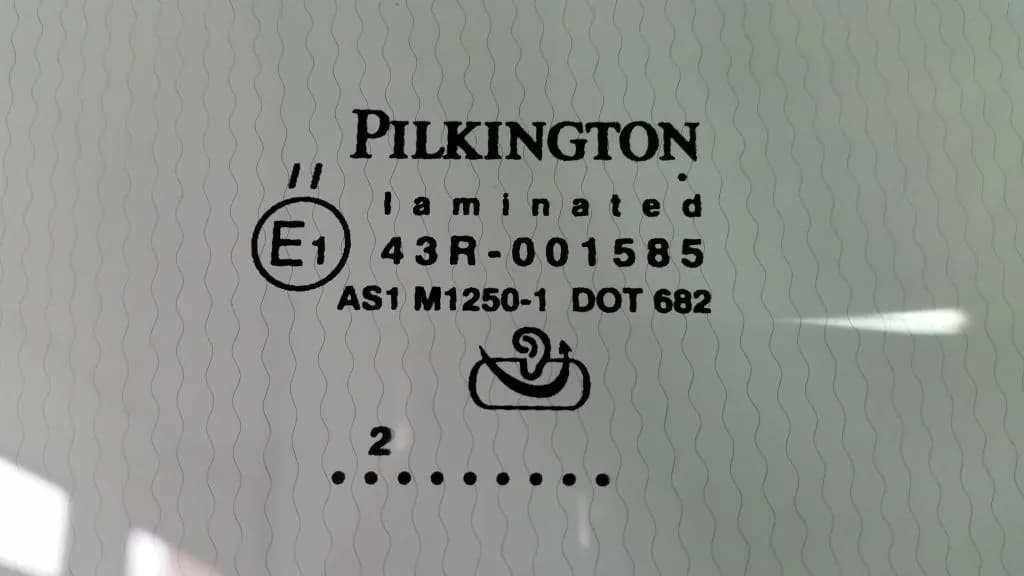 Oznaczenia Szyb Samochodowych: Co Oznaczają i Jak Je Czytać?