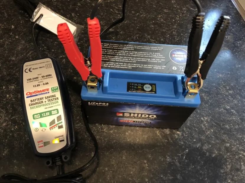 Jaki prostownik do akumulatora motocyklowego wybrać, aby uniknąć problemów?