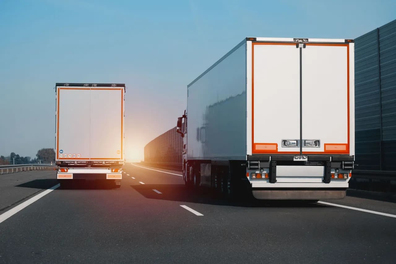 Czy ciężarówki mogą wyprzedzać na autostradzie? Przepisy i wyjątki