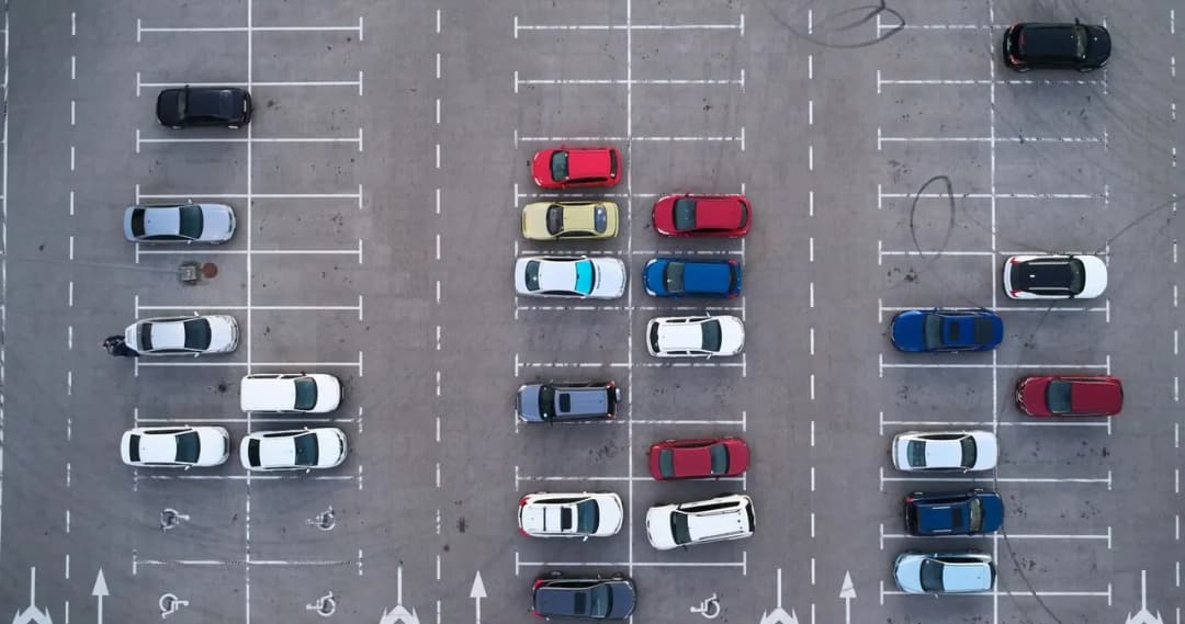 Kto ma pierwszeństwo na parkingu? Przepisy ruchu i zasady na parkingu