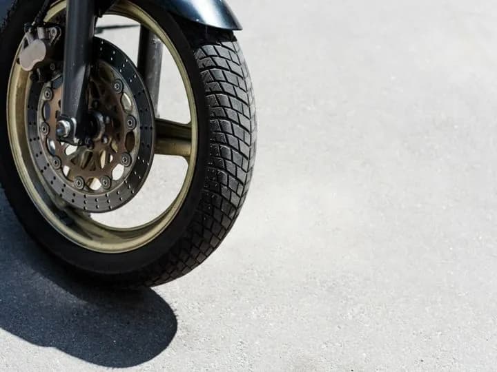 Jakie opony do motocykla wybrać, aby uniknąć niebezpieczeństw na drodze?