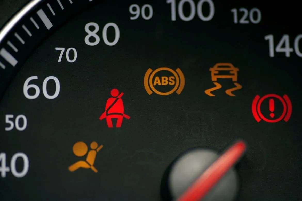 Ford Focus: Co oznaczają kontrolki? Wyjaśnienie Symboli na Desce